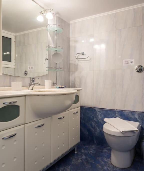 A Unique Apartment In The Historical Center-3Bds Атина Екстериор снимка