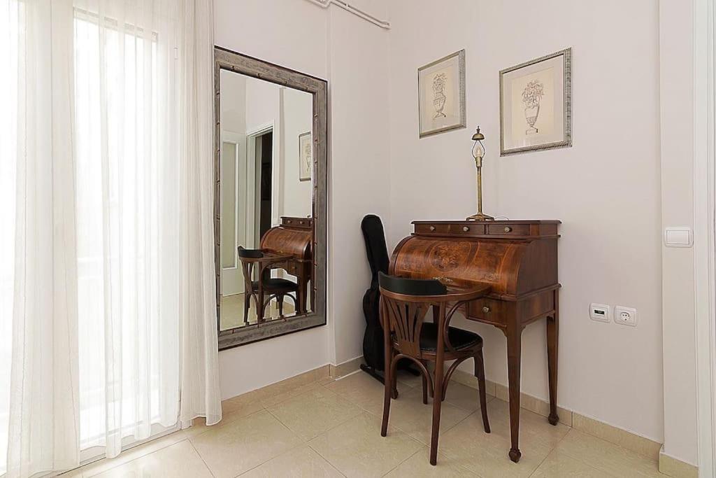 A Unique Apartment In The Historical Center-3Bds Атина Екстериор снимка